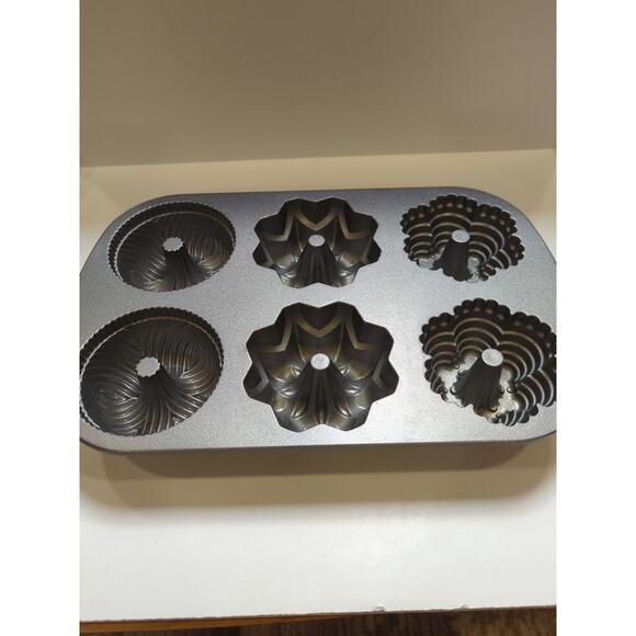 Nordic Ware Multi Mini Bundt Pan - Makes mini Bavaria, Star and Fiesta cakelets - Picture 2 of 6